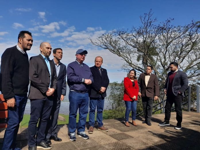 Los gobernadores de Itapúa y Misiones, Javer Pereira y Hugo Passalacqua, respectivamente, visitaron el puerto de Campichuelo, posible sitio de emplazamiento de un segundo puente entre Itapúa y Misiones.