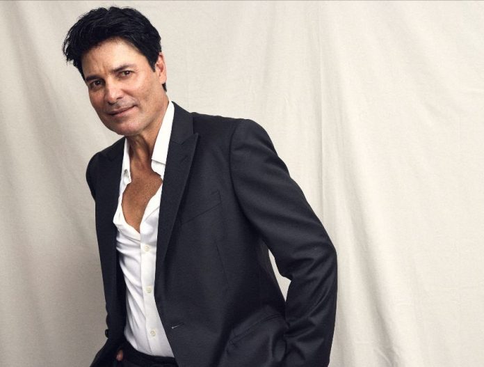 La foto muestra al cantante portorriqueño Chayanne.