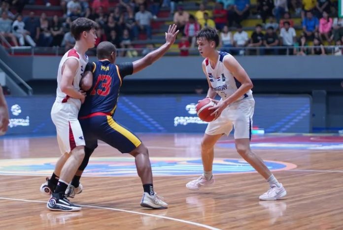 Se ve a Luis Vera de Paraguay en una situación de pick and roll frente a Ecuador.