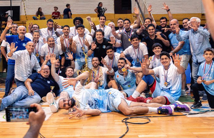 Se ve a San José festejando el título de campeón de la Liga Nacional de Básquetbol.