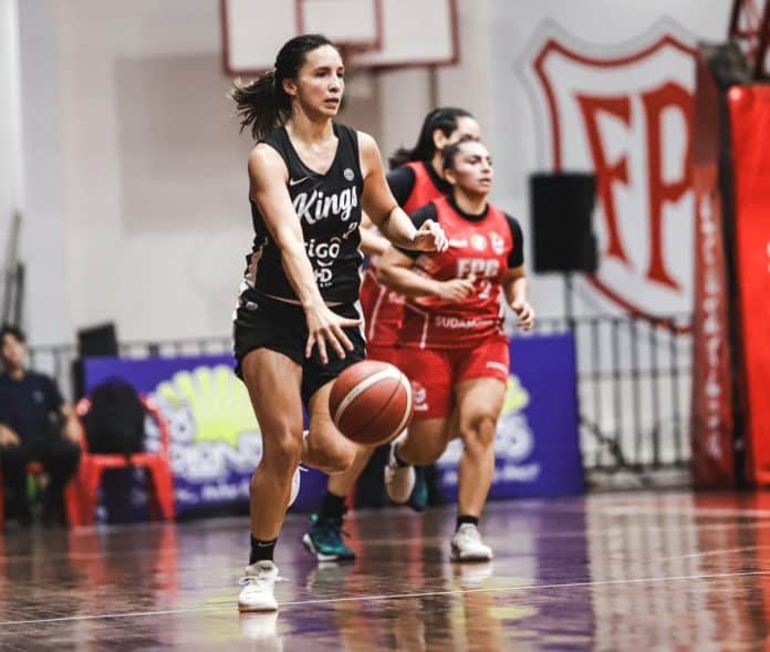 Se ve a Marta Peralta picando la pelota en el partido entre su equipo, Olimpia Queens, y Félix Pérez Cardozo.