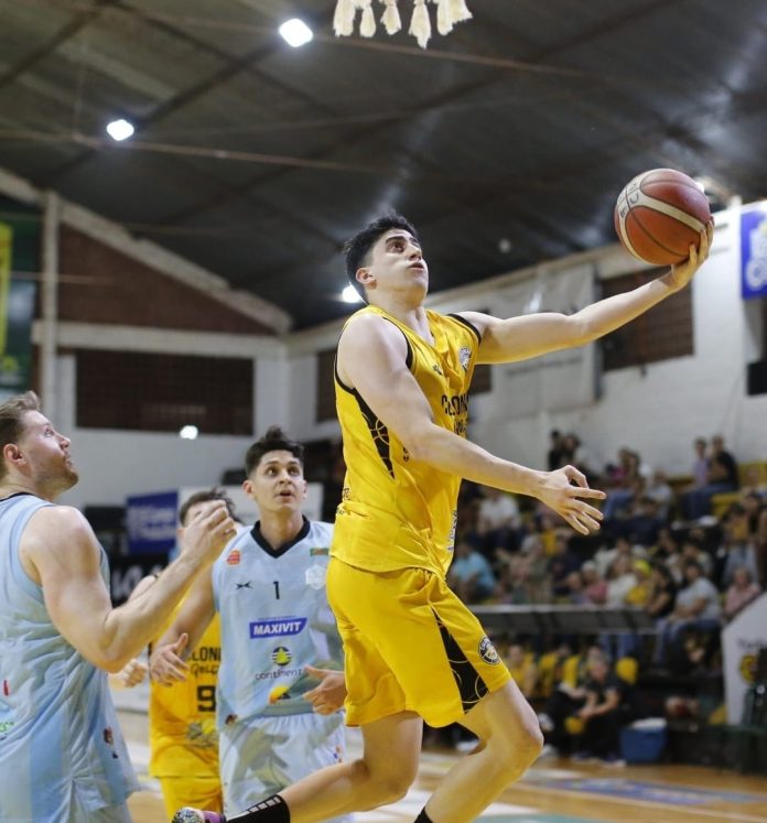 Se ve un momento del partido entre Colonias Gold y San José correspondiente al cuadrangular semifinal de básquetbol.