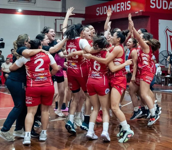 Se ve al equipo de Félix Pérez Cardozo festejar el título de campeón de la Liga Nacional de Básquetbol Femenino 2024.