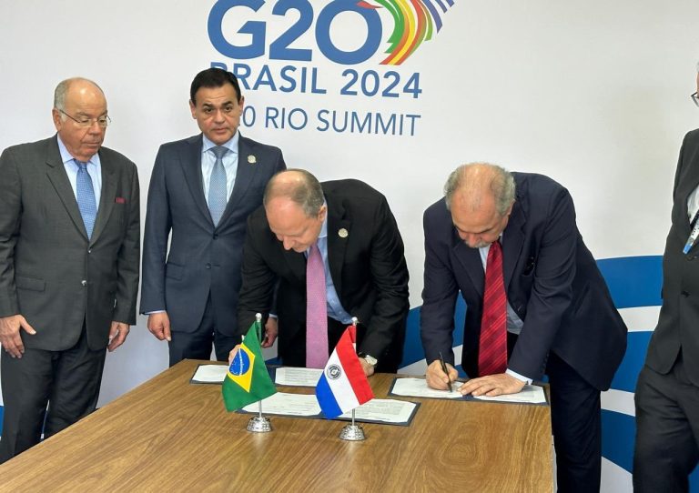 Paraguay firma con Brasil préstamo para comprar aviones tucanos