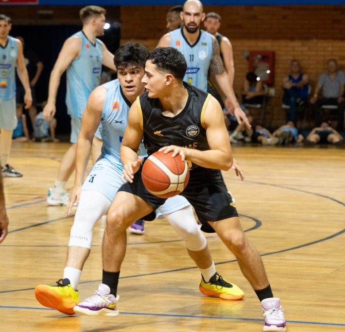 Imagen del Juego 1 de la serie final de básquetbol entre San José y Colonias Gold.